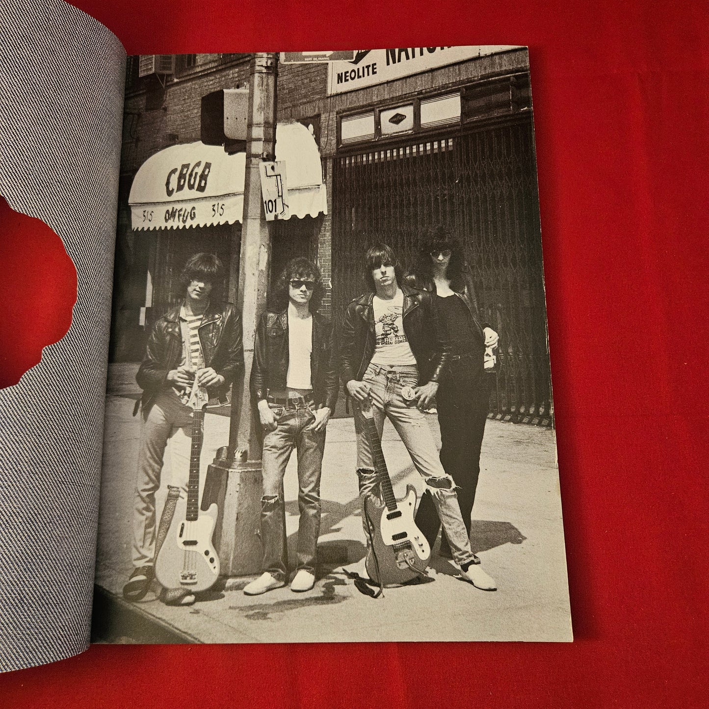 MOJO Magazine February 2001 (1300) RAMONES New York Punk '76 Television Status Quo
