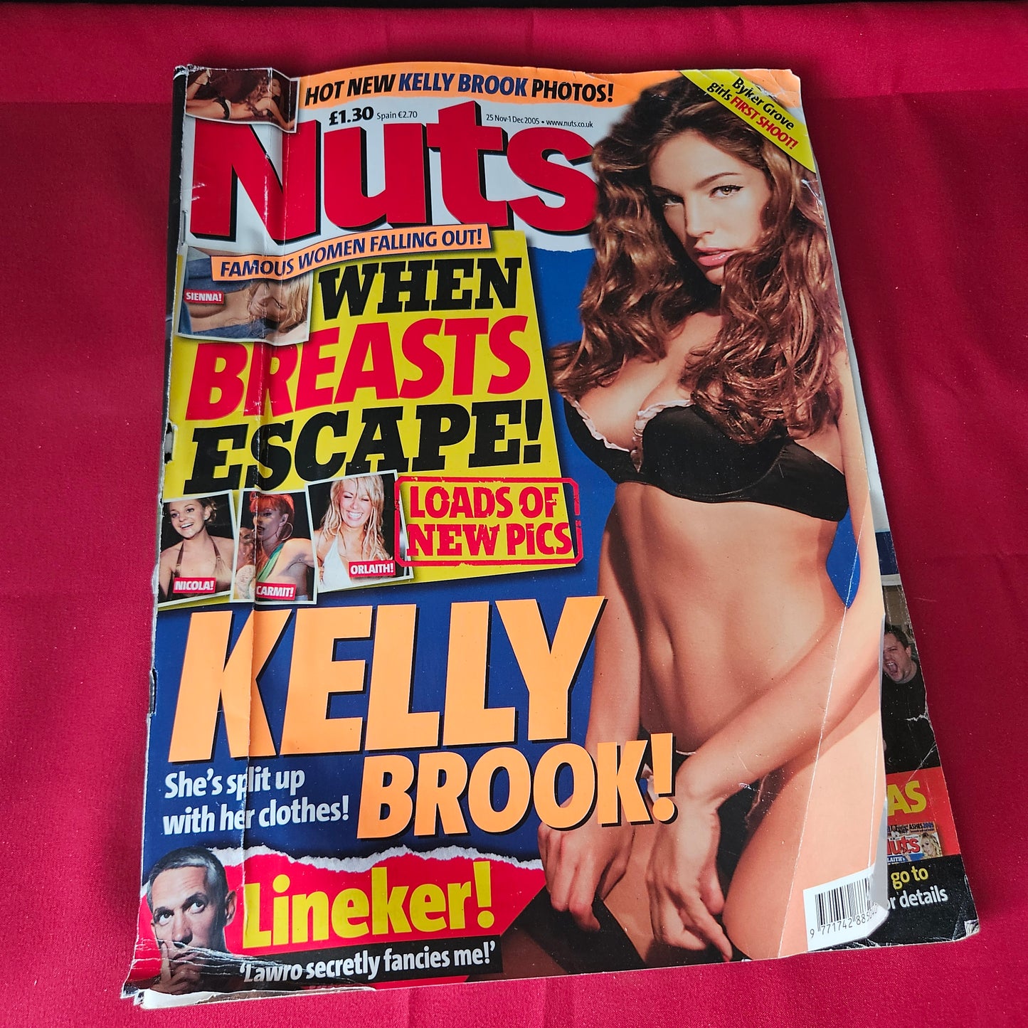 Nuts Magazine 25 November-1 December 2005 Kelly Brook Nicola Stapleton SKU 1466